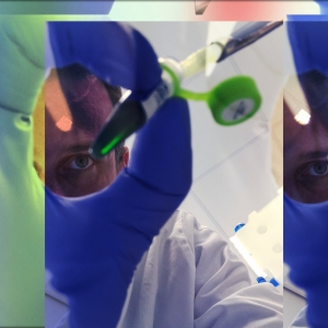 Technicien prélevant avec une pipette son tube